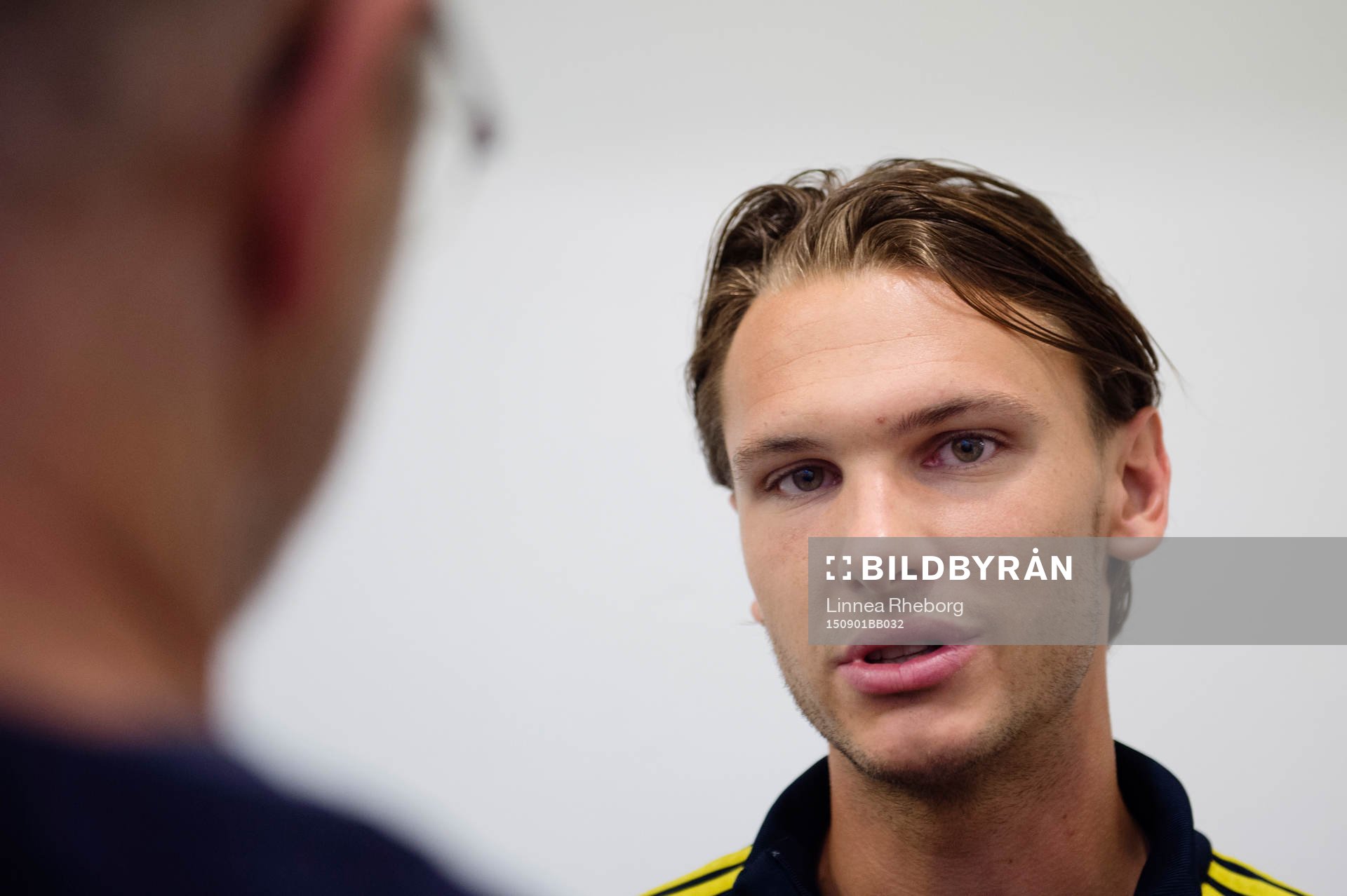 Albin Ekdal pratar med pressen