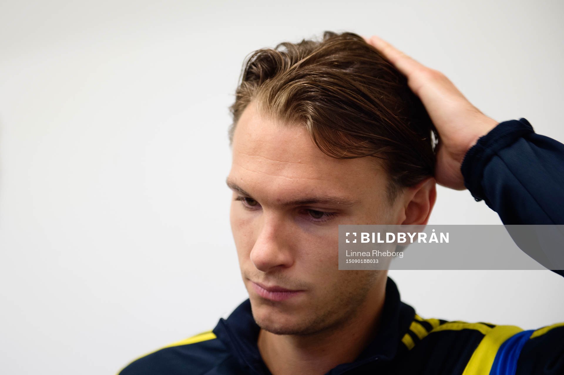 Albin Ekdal pratar med pressen