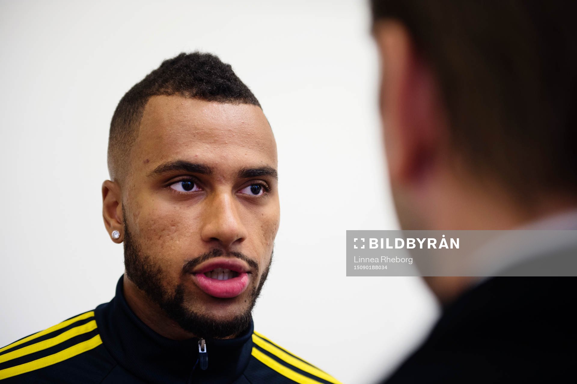 Isaac Kiese Thelin pratar med pressen