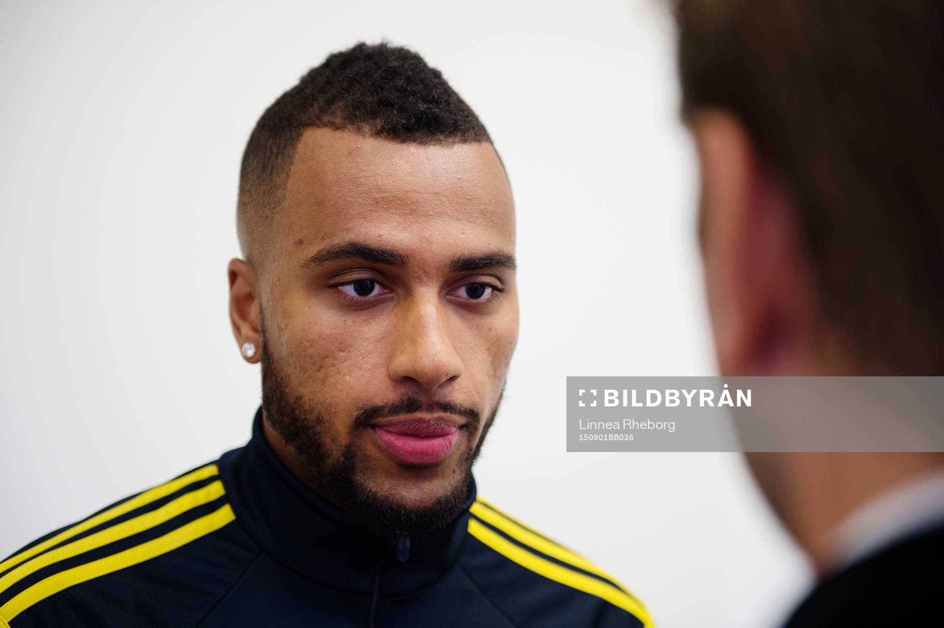 Isaac Kiese Thelin pratar med pressen