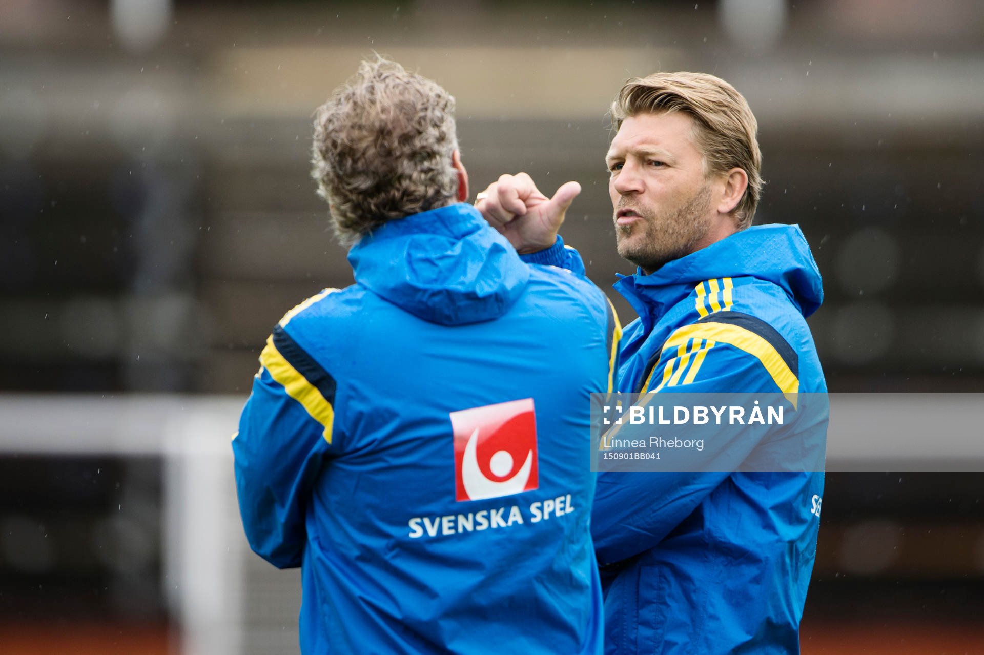 Marcus Allbäck diskuterar med förbundskapten Erik Hamrén