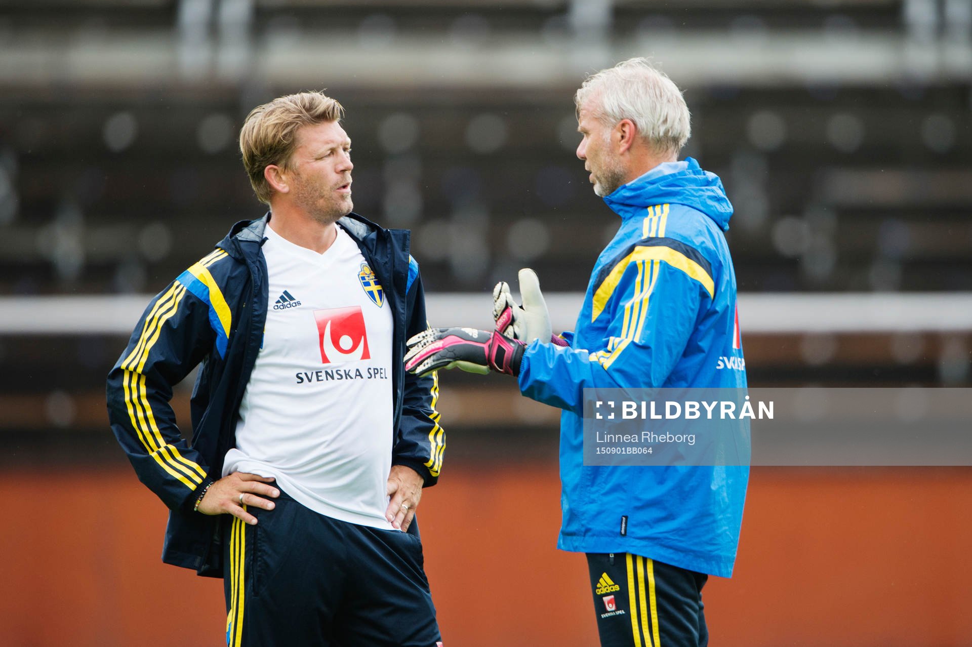 Marcus Allbäck i konversation med målvaktstränare Lars