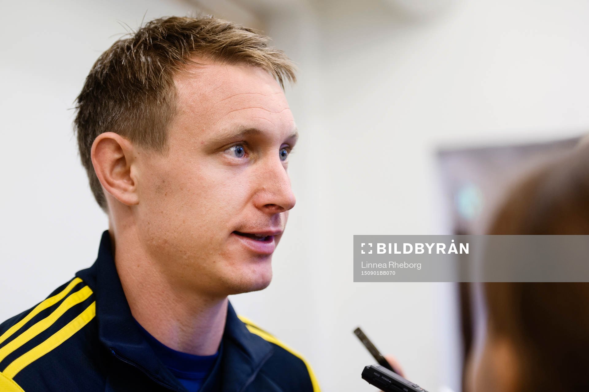 Kim Källström pratar med media