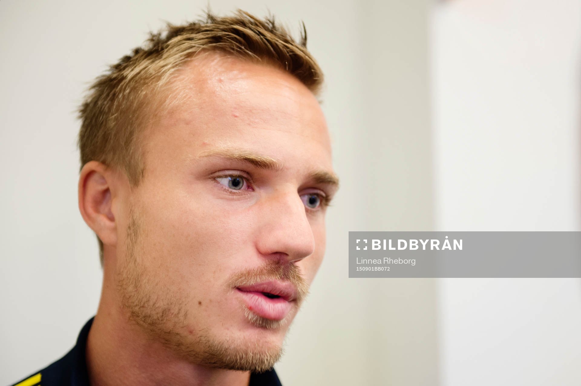Pierre Bengtsson pratar med media