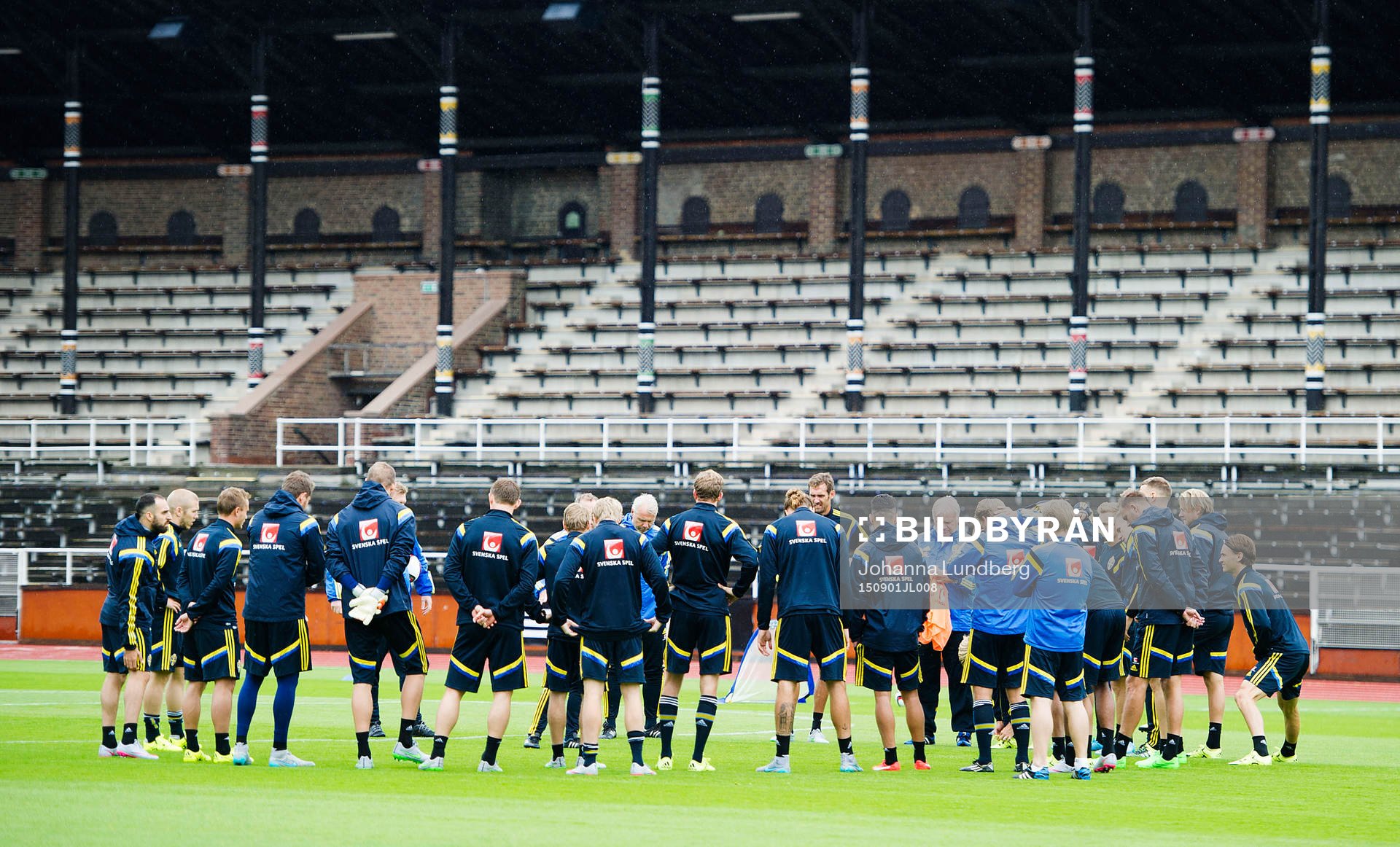 Förbundskapten Erik Hamrén samlar laget under Sveriges fotbollslandslags träning den 1 september 2015 i Stockholm.