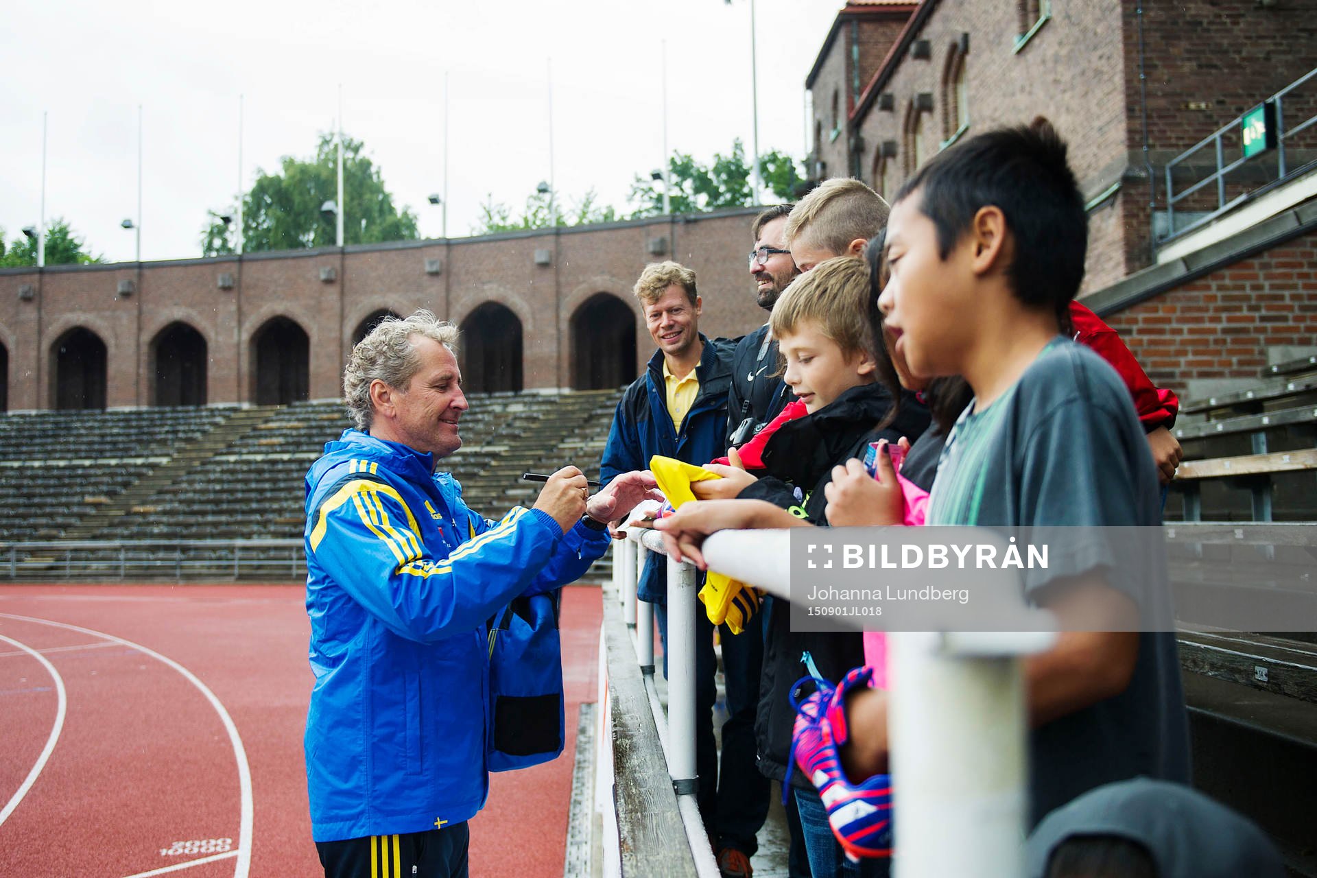 Förbundskapten Erik Hamrén skriver autografer
