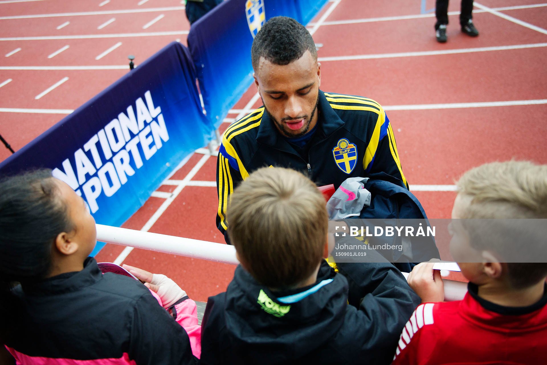 Isaac Kiese Thelin skriver autografer