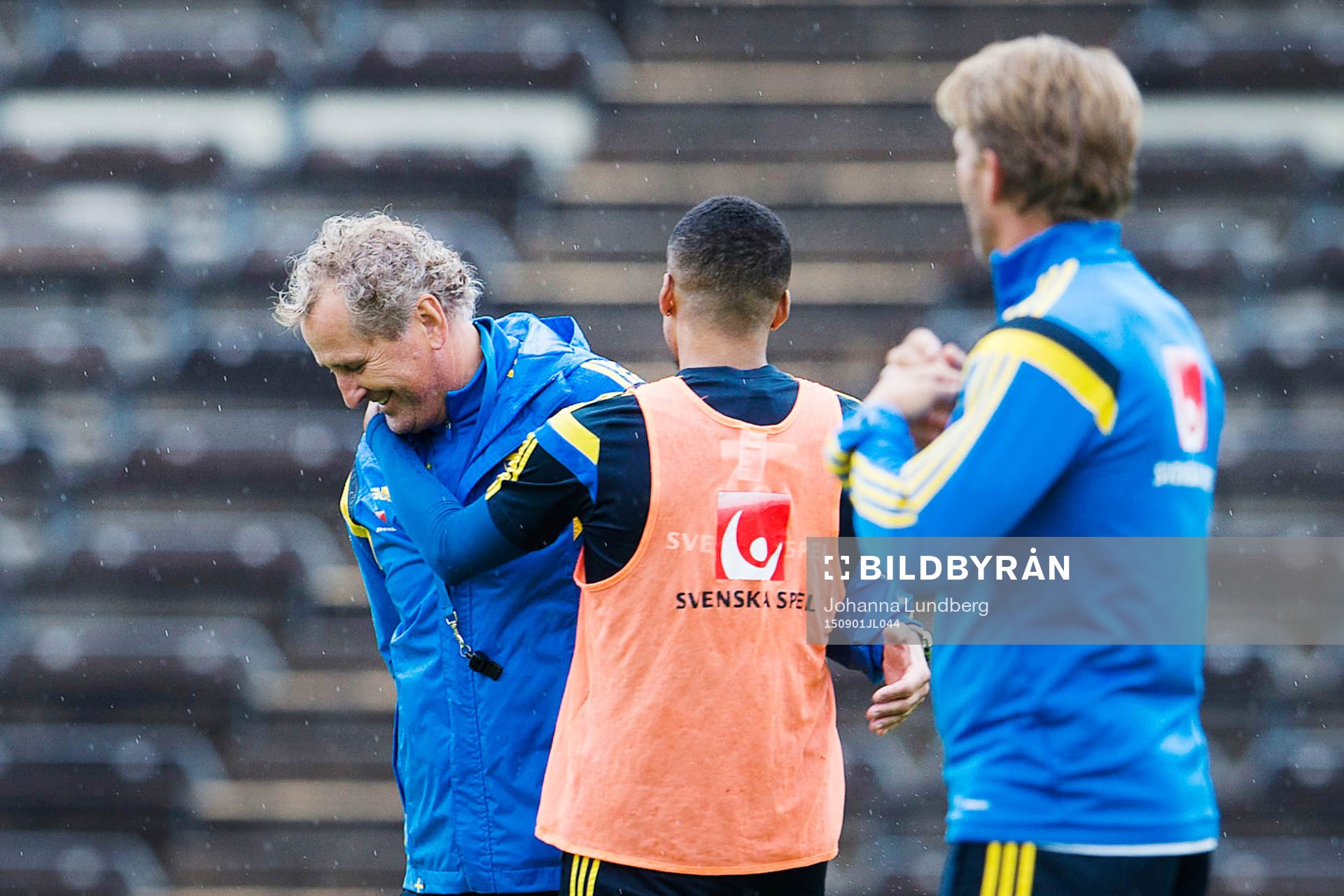 Förbundskapten Erik Hamrén kramar om Martin Olsson