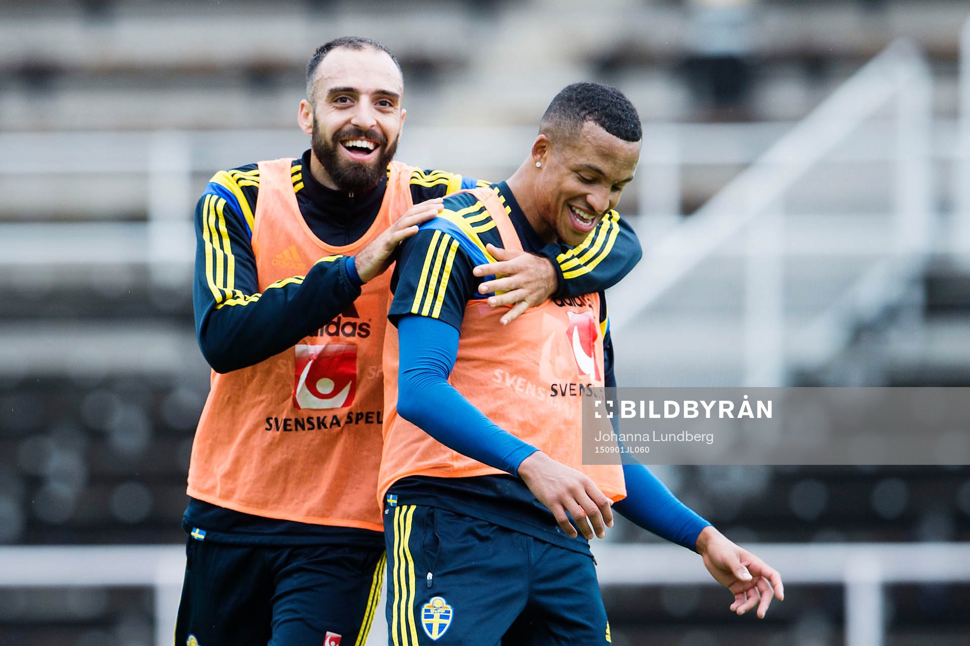 Abdul Khalili och Martin Olsson under Sveriges fotbollslandslags träning den 1 september 2015 i Stockholm.