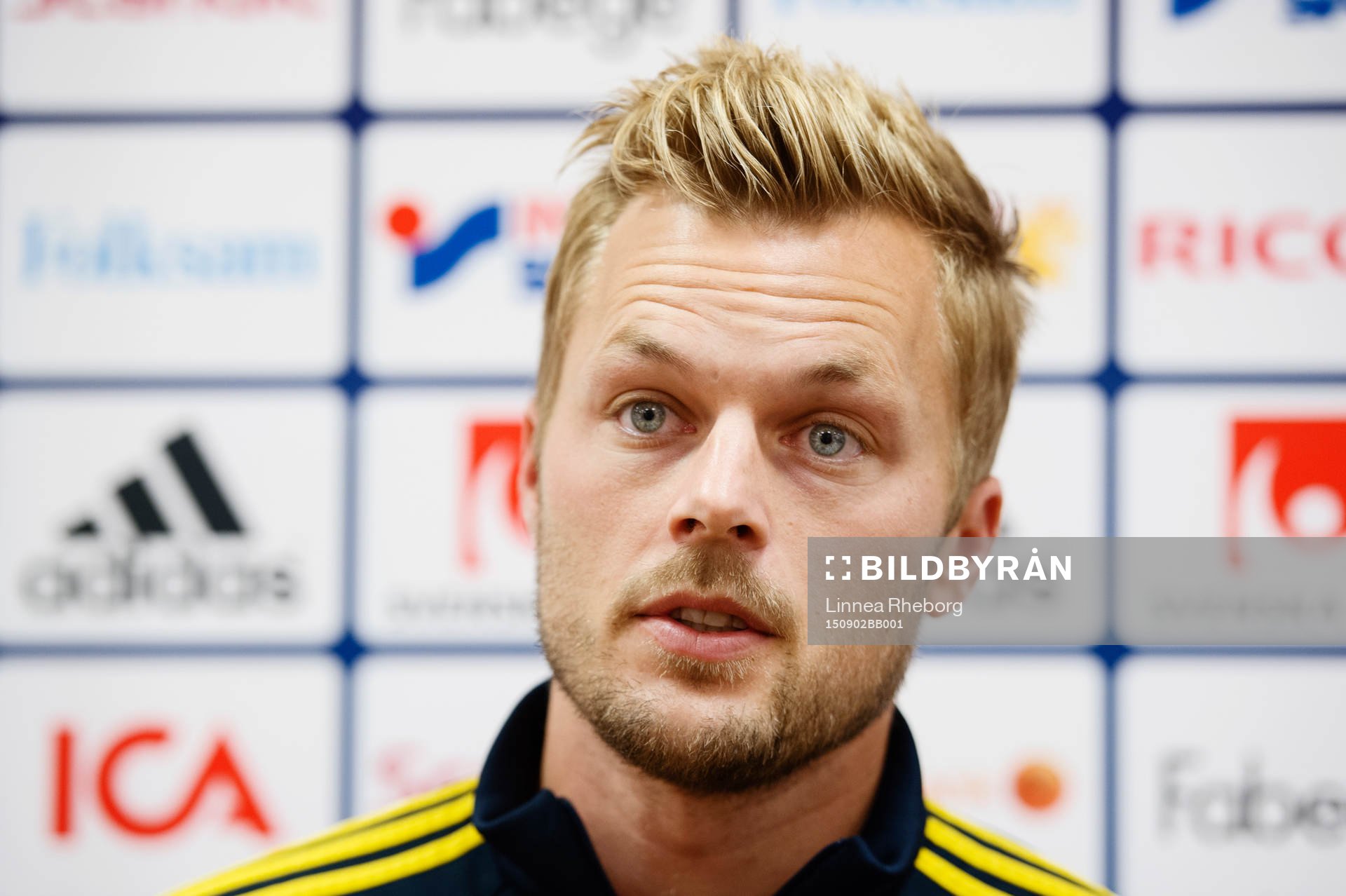 Sebastian Larsson pratar med media innan träningen med