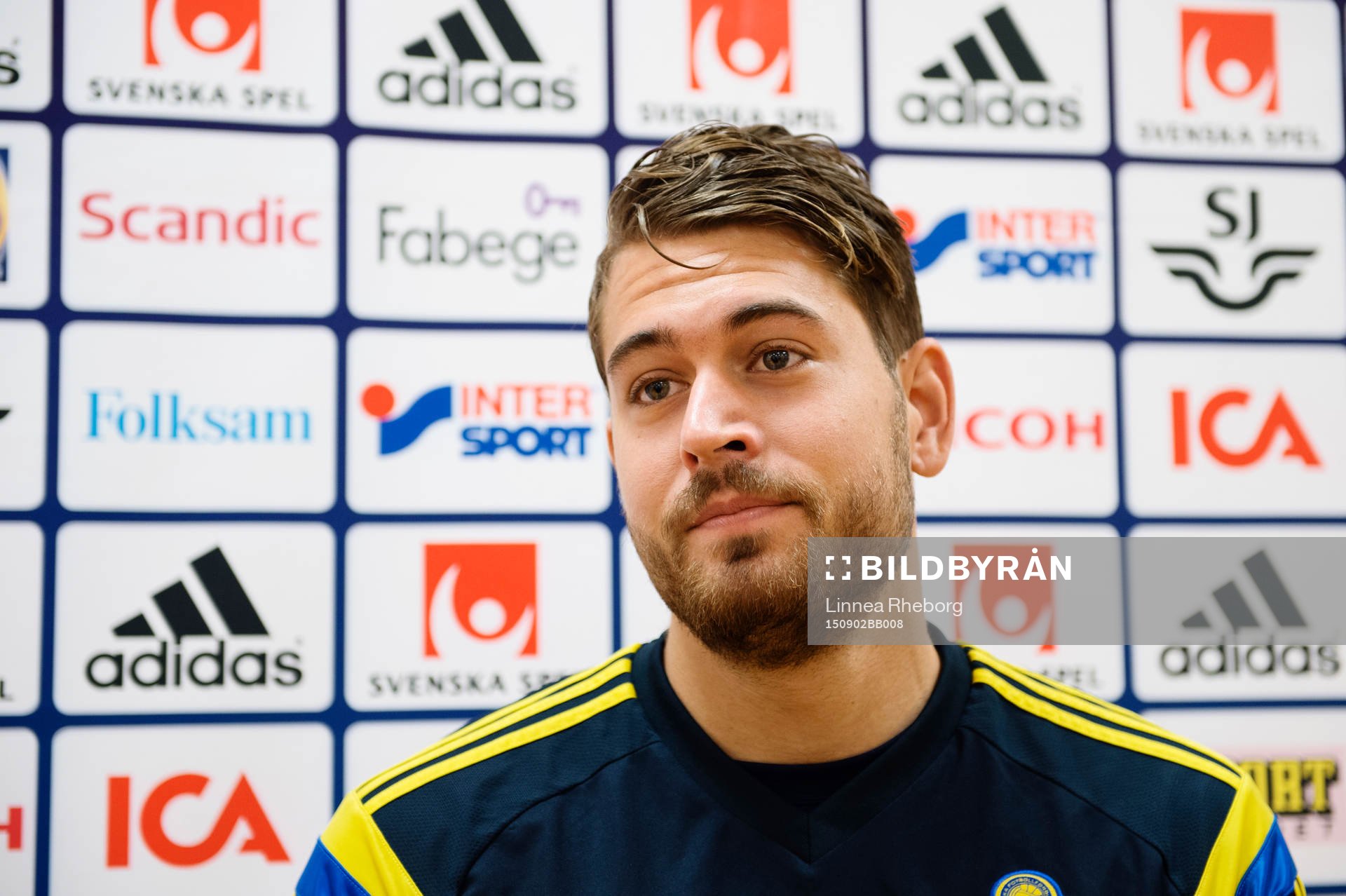 Kristoffer Nordfeldt pratar med media innan träningen med
