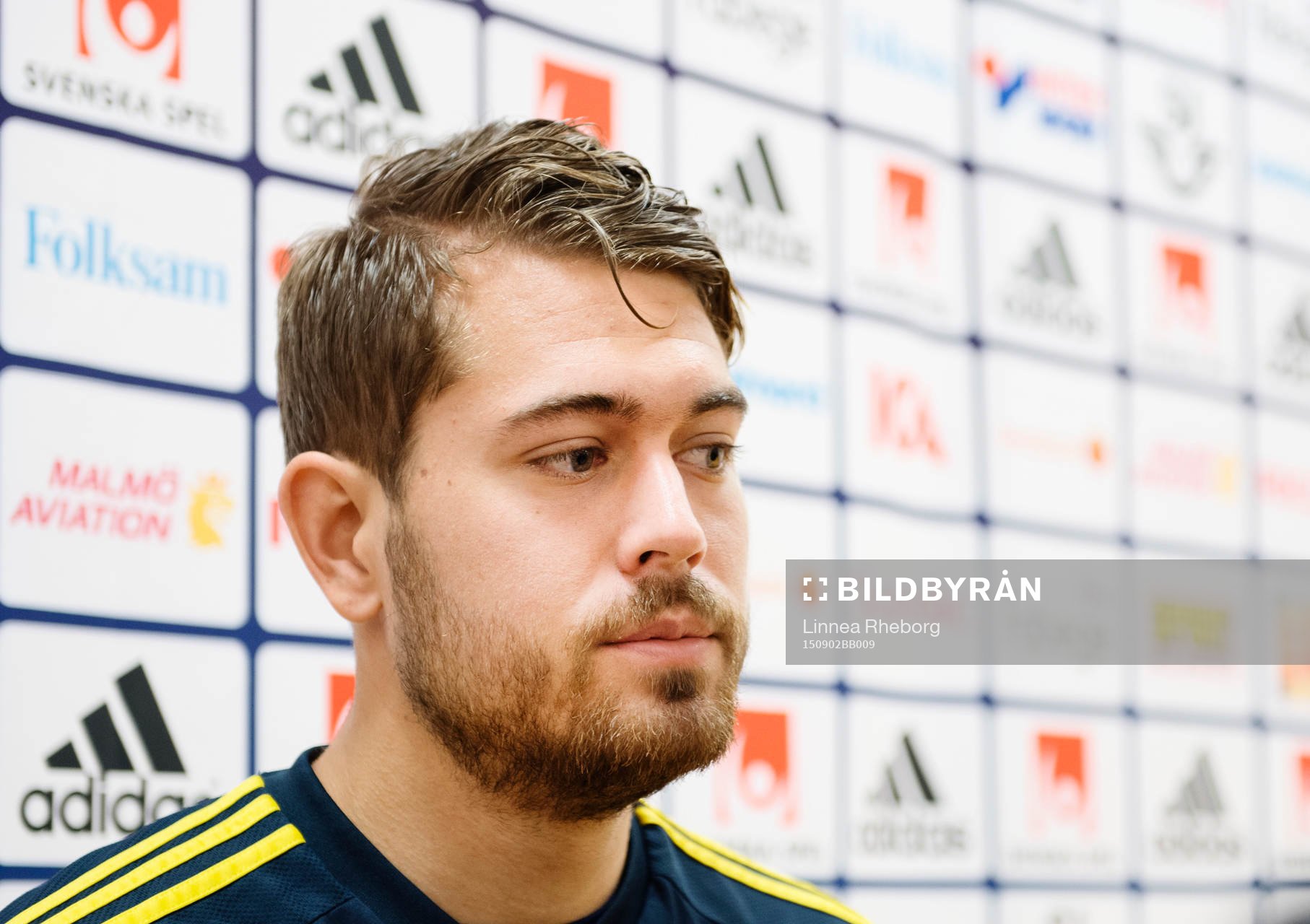 Kristoffer Nordfeldt pratar med media innan träningen med