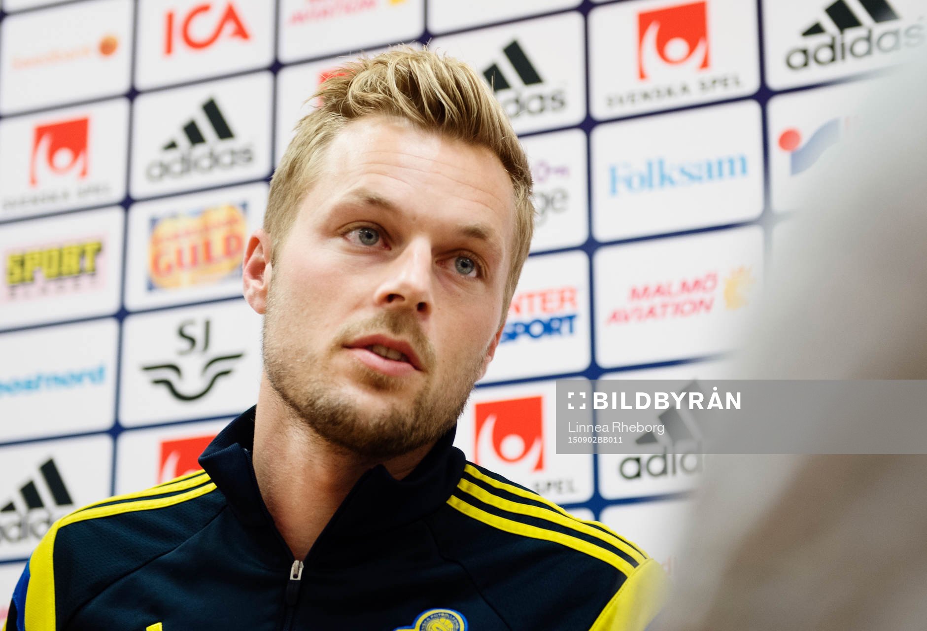 Sebastian Larsson pratar med media innan träningen med