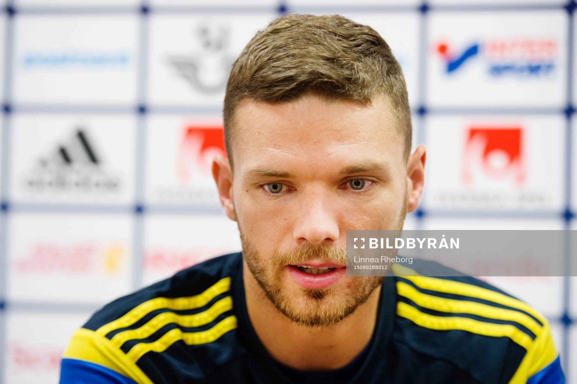 Marcus Berg pratar med media innan träningen med svenska