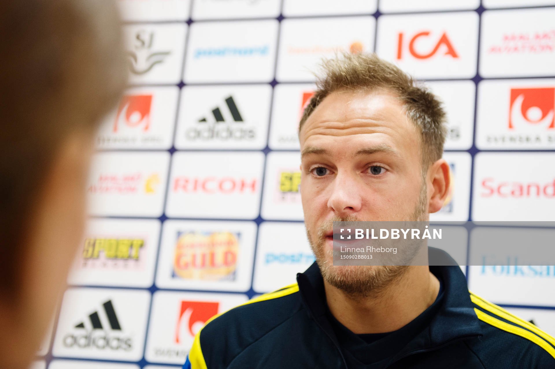 Andreas Granqvist pratar med media innan träningen med