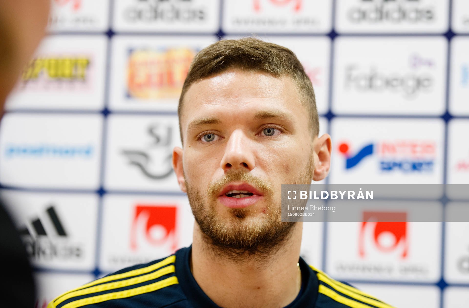Marcus Berg pratar med media innan träningen med svenska