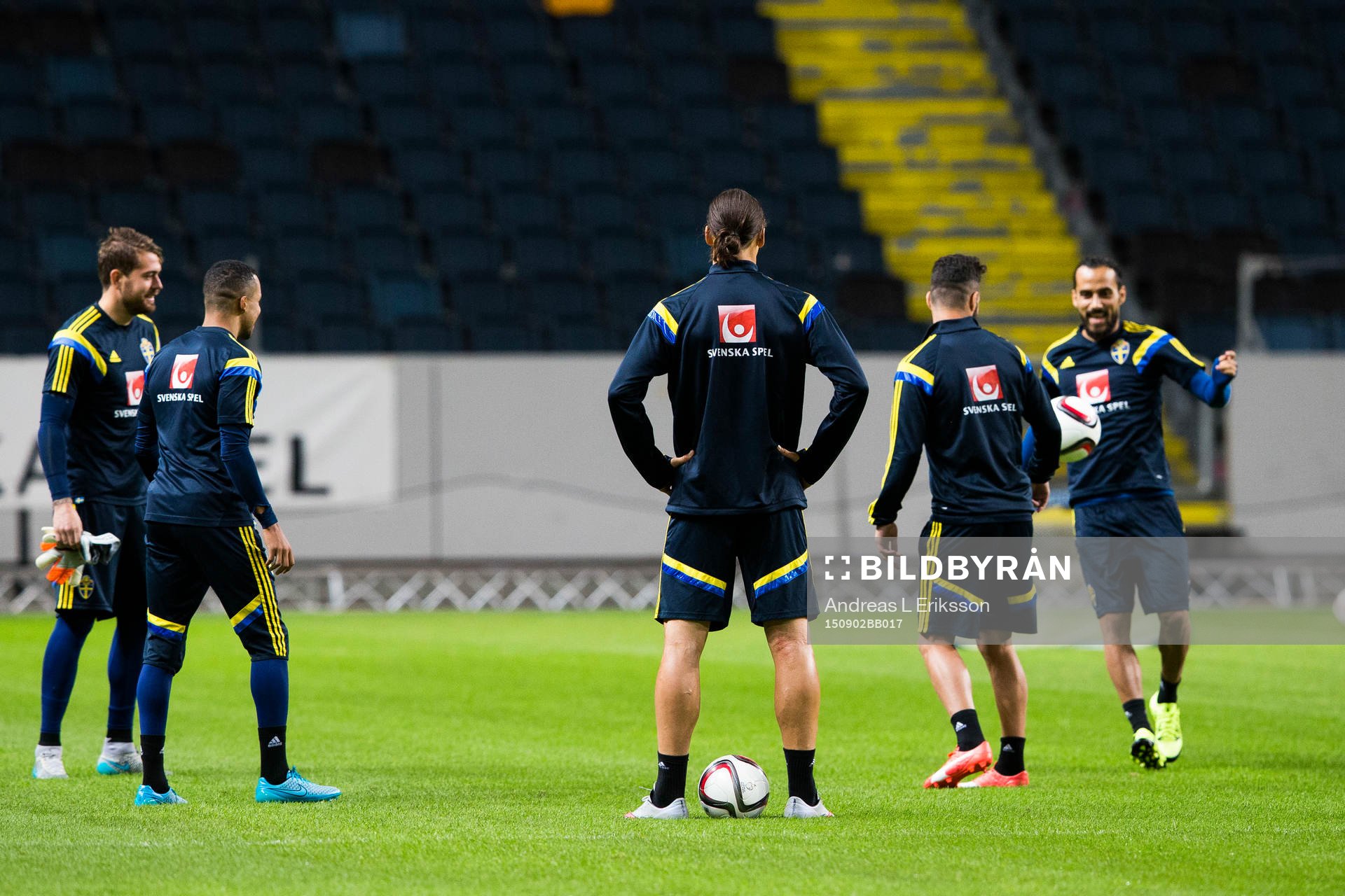 Zlatan Ibrahimovic ser på sina lagkamrater