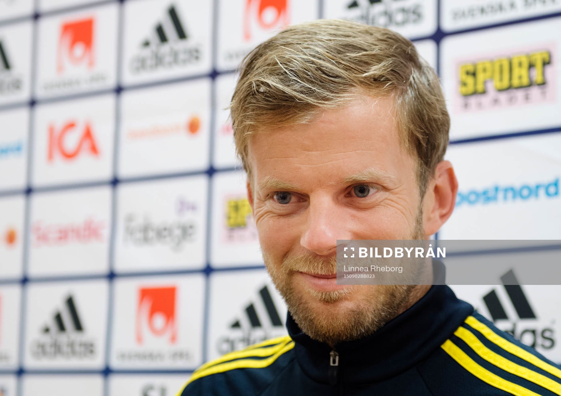 Mikael Antonsson pratar med media innan träningen med