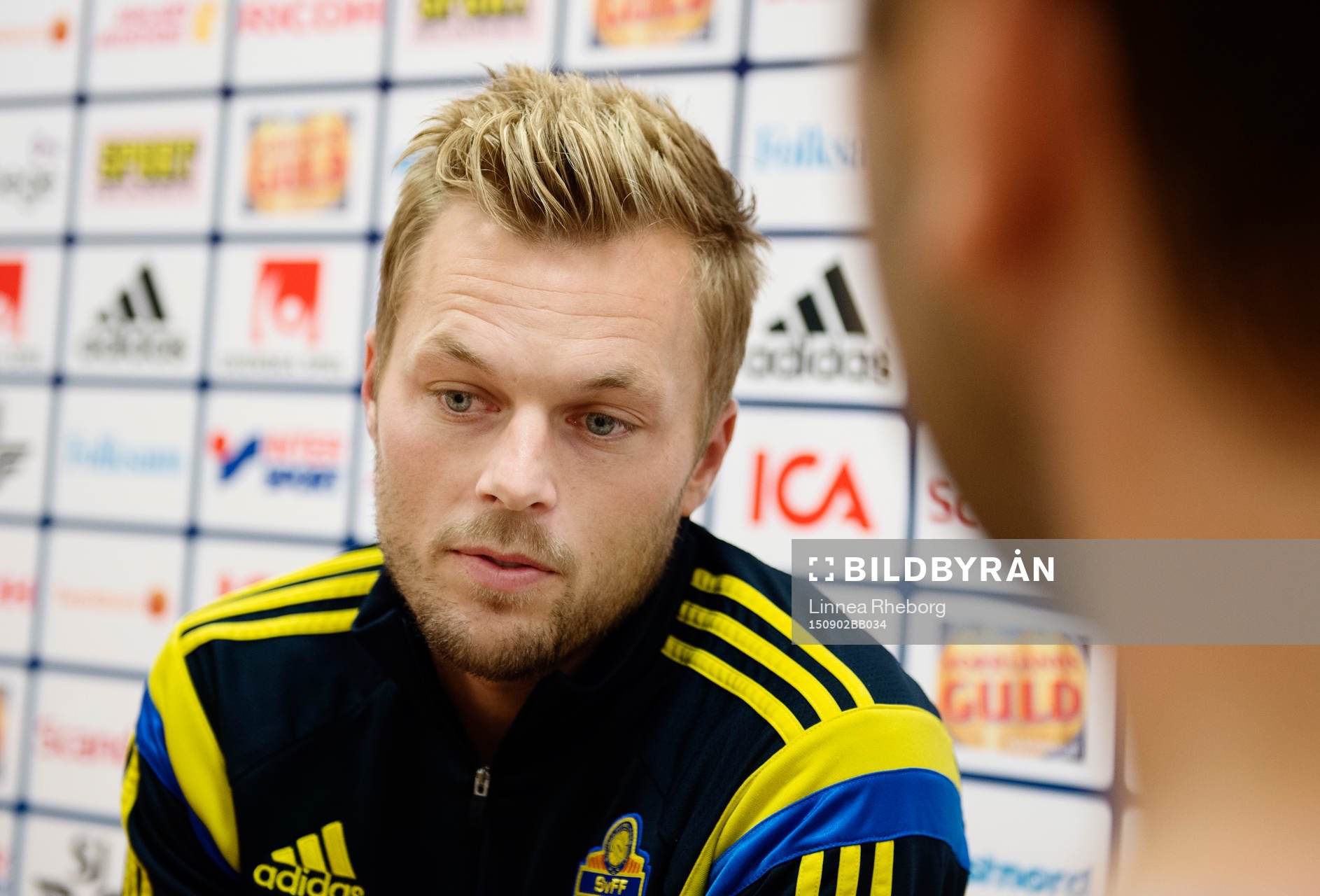 Sebastian Larsson pratar med media innan träningen med svenska fotbollslandslaget den 2 september 2015 i Stockholm. 