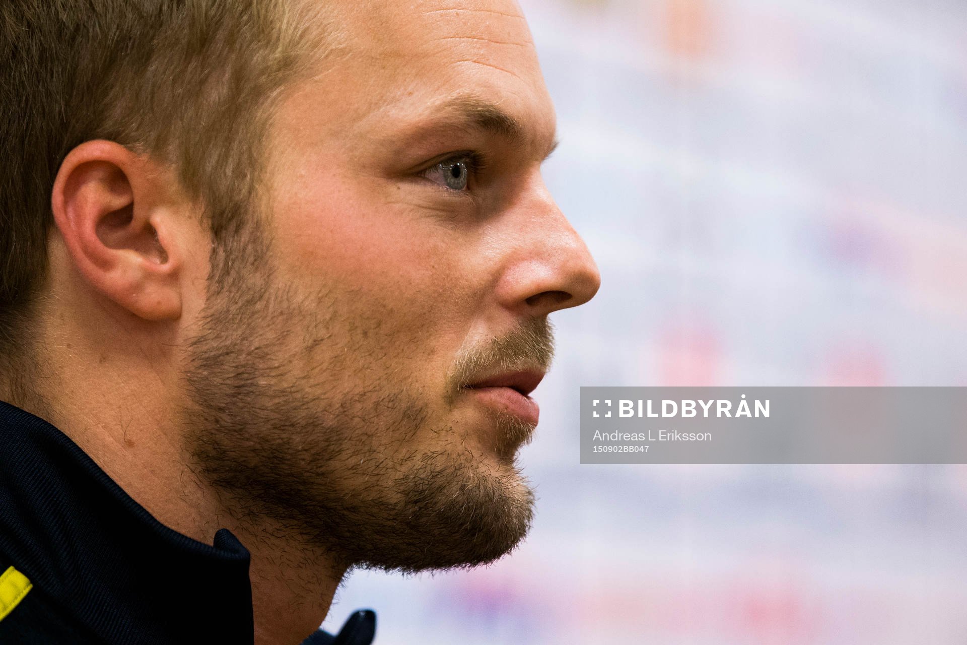 Sebastian Larsson i mixed zone innan träningen med svenska
