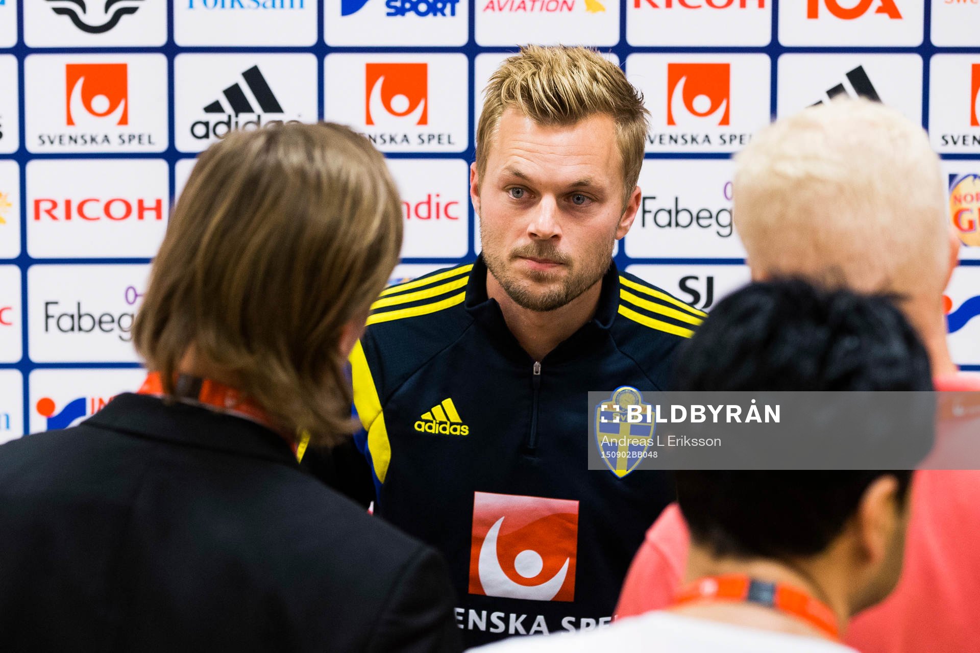 Sebastian Larsson i mixed zone innan träningen med svenska