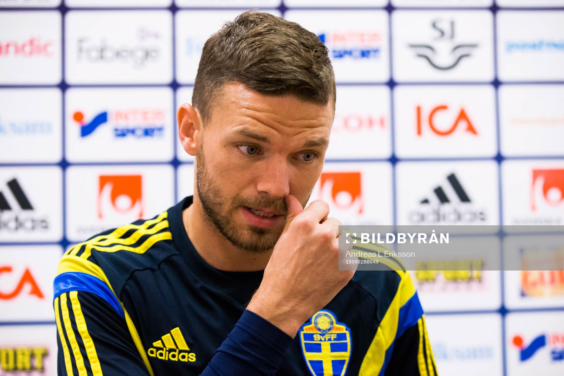 Marcus Berg i mixed zone innan träningen med svenska