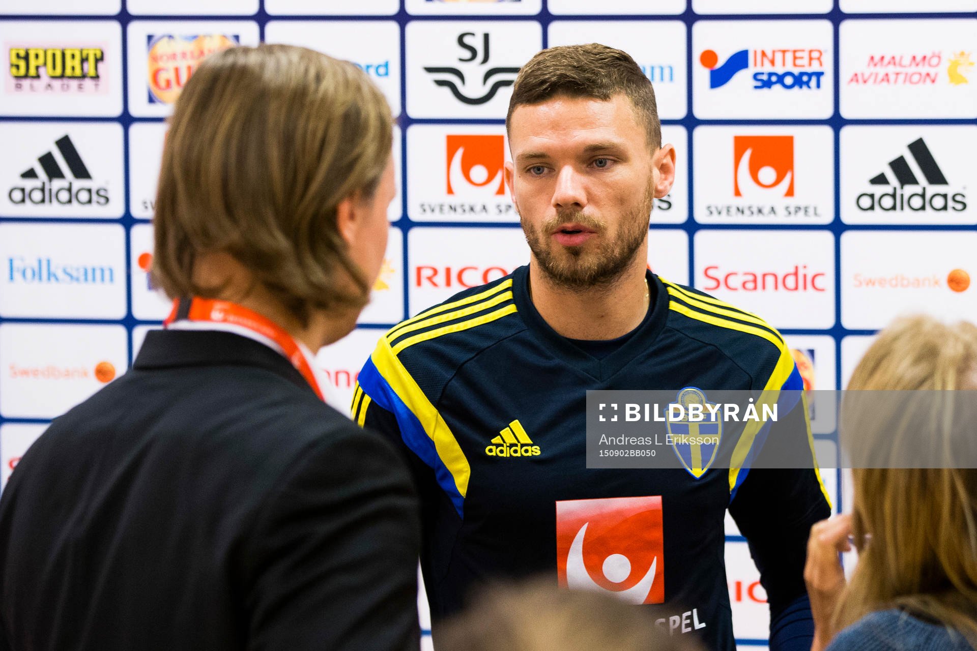 Marcus Berg i mixed zone innan träningen med svenska