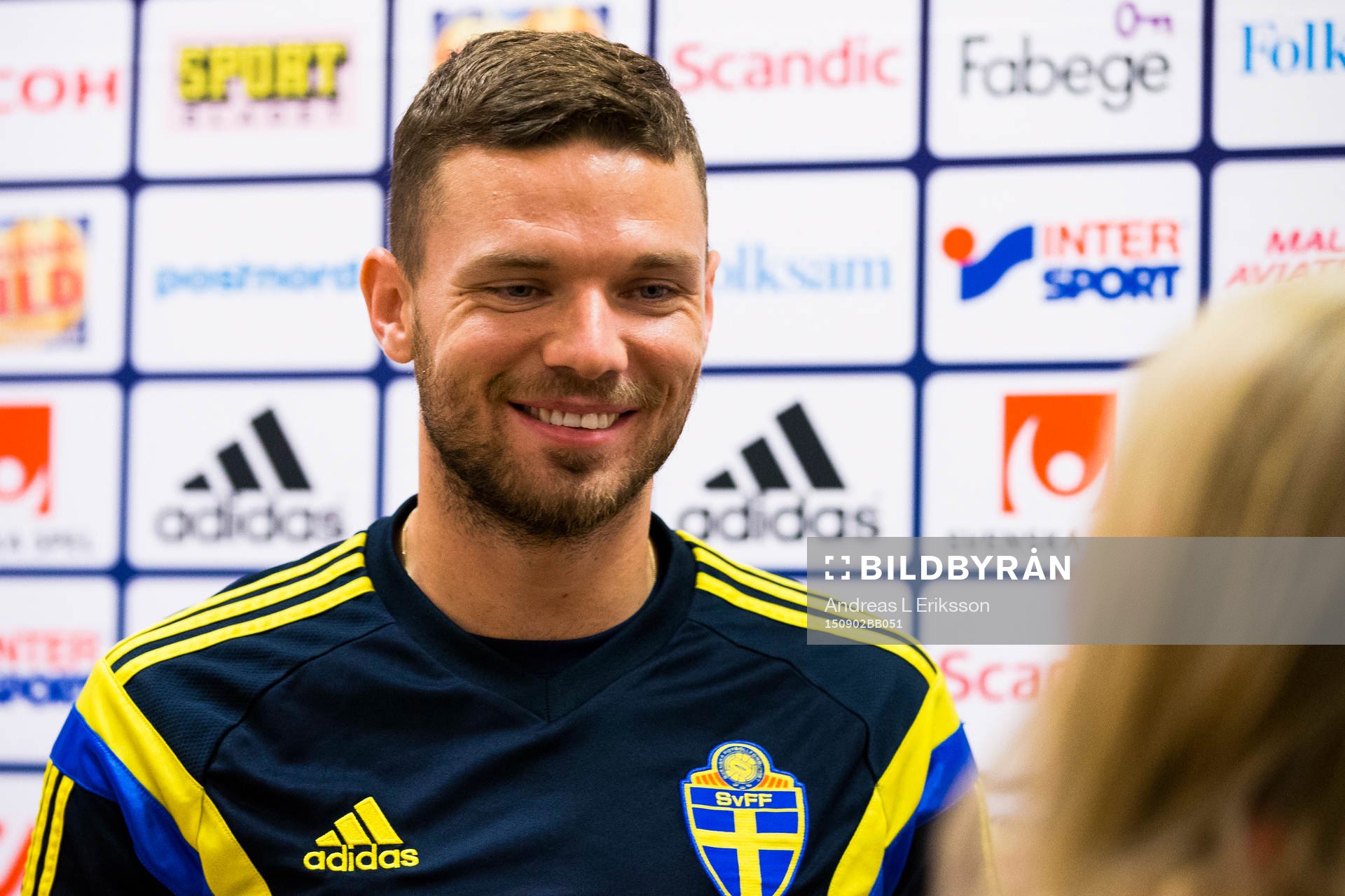 Marcus Berg i mixed zone innan träningen med svenska