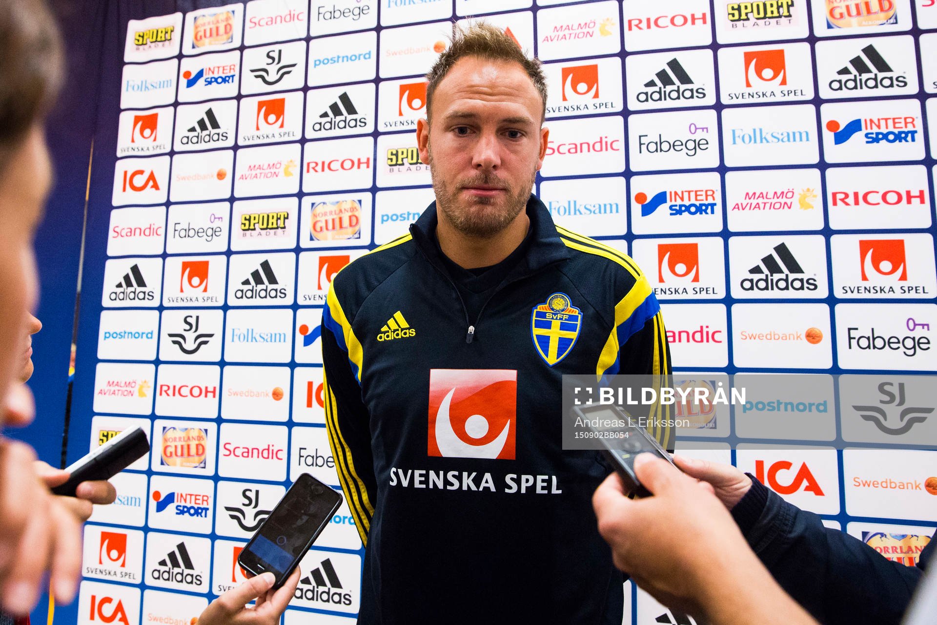 Andreas Granqvist i mixed zone innan träningen med svenska