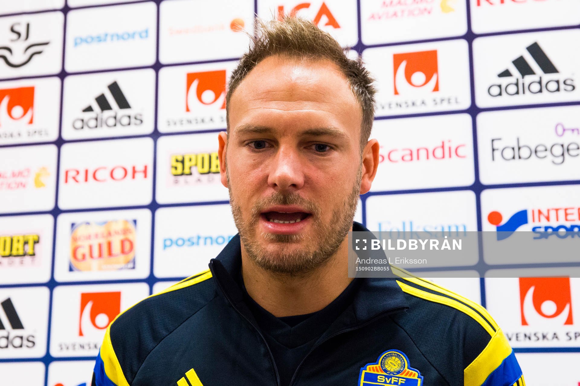 Andreas Granqvist i mixed zone innan träningen med svenska