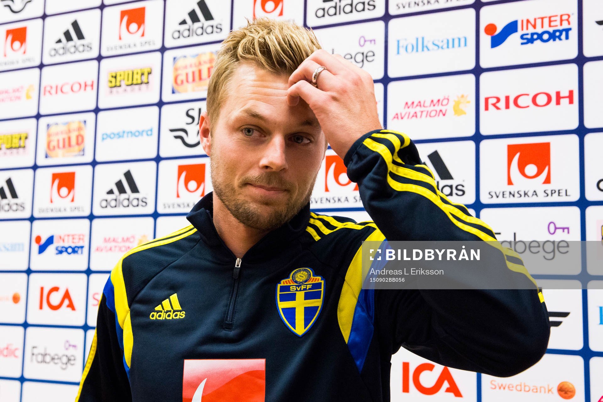Sebastian Larsson i mixed zone innan träningen med svenska
