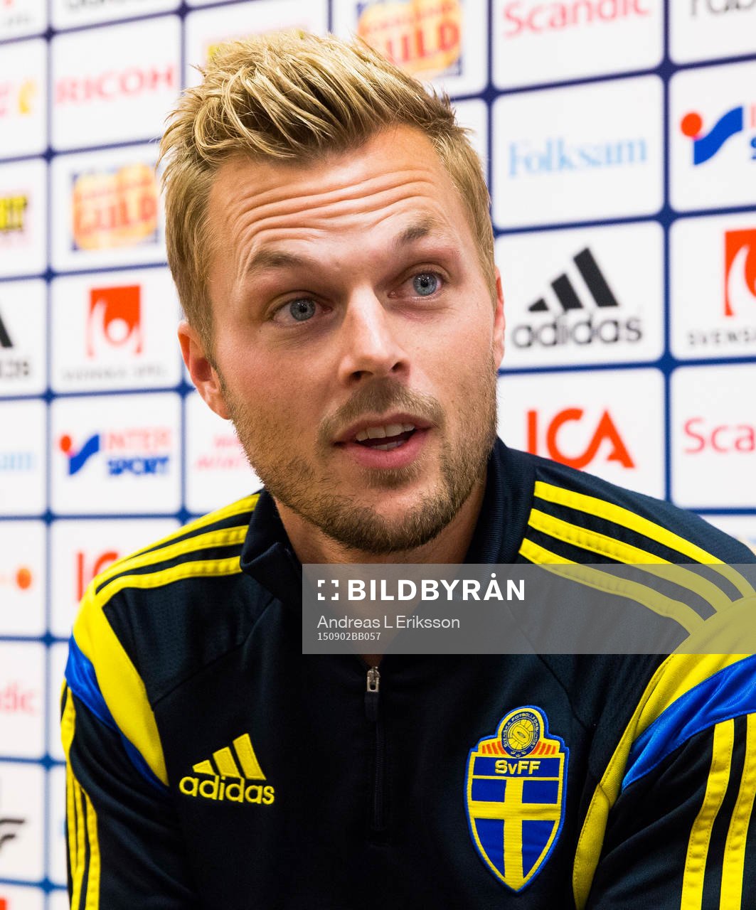 Sebastian Larsson i mixed zone innan träningen med svenska