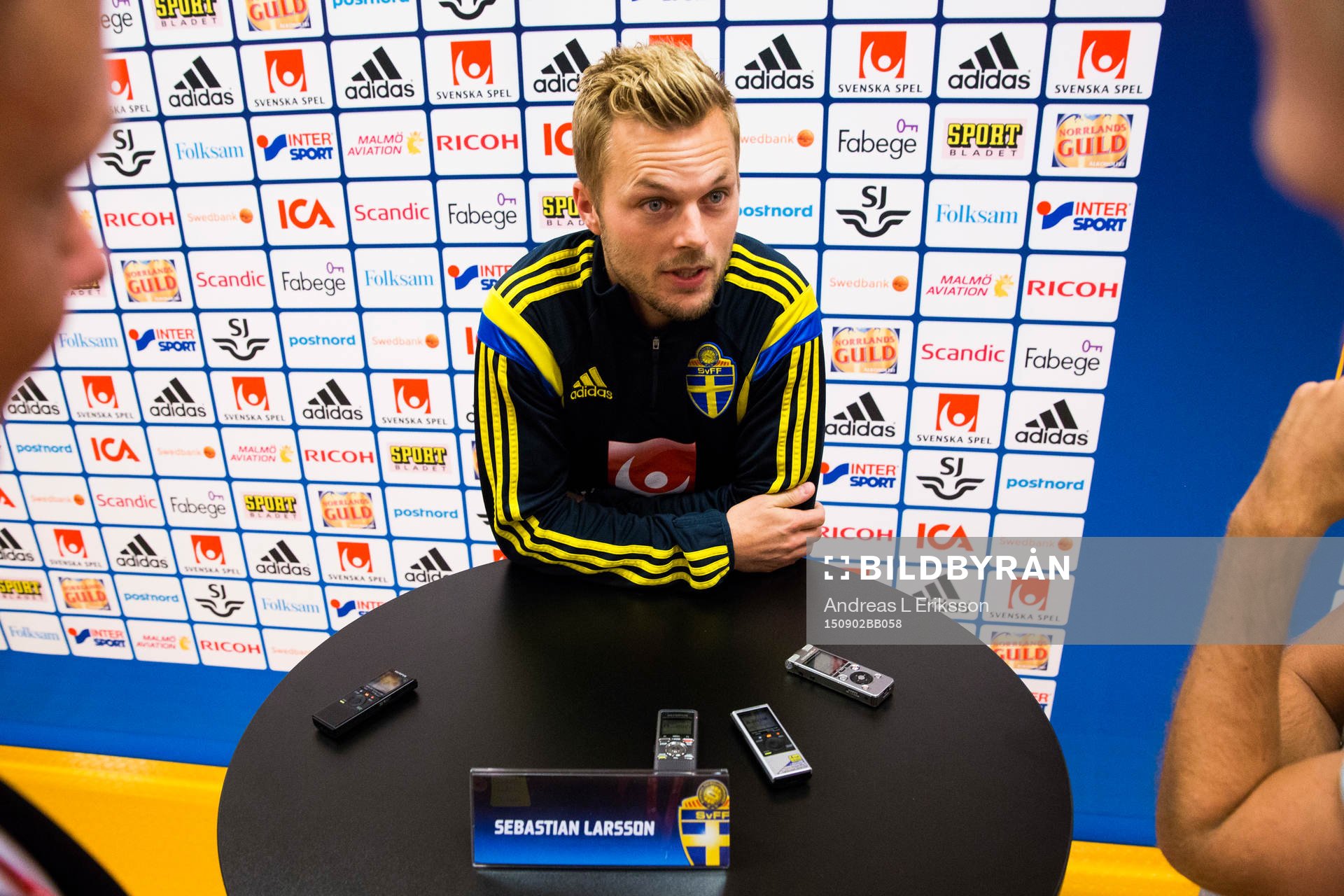 Sebastian Larsson i mixed zone innan träningen med svenska