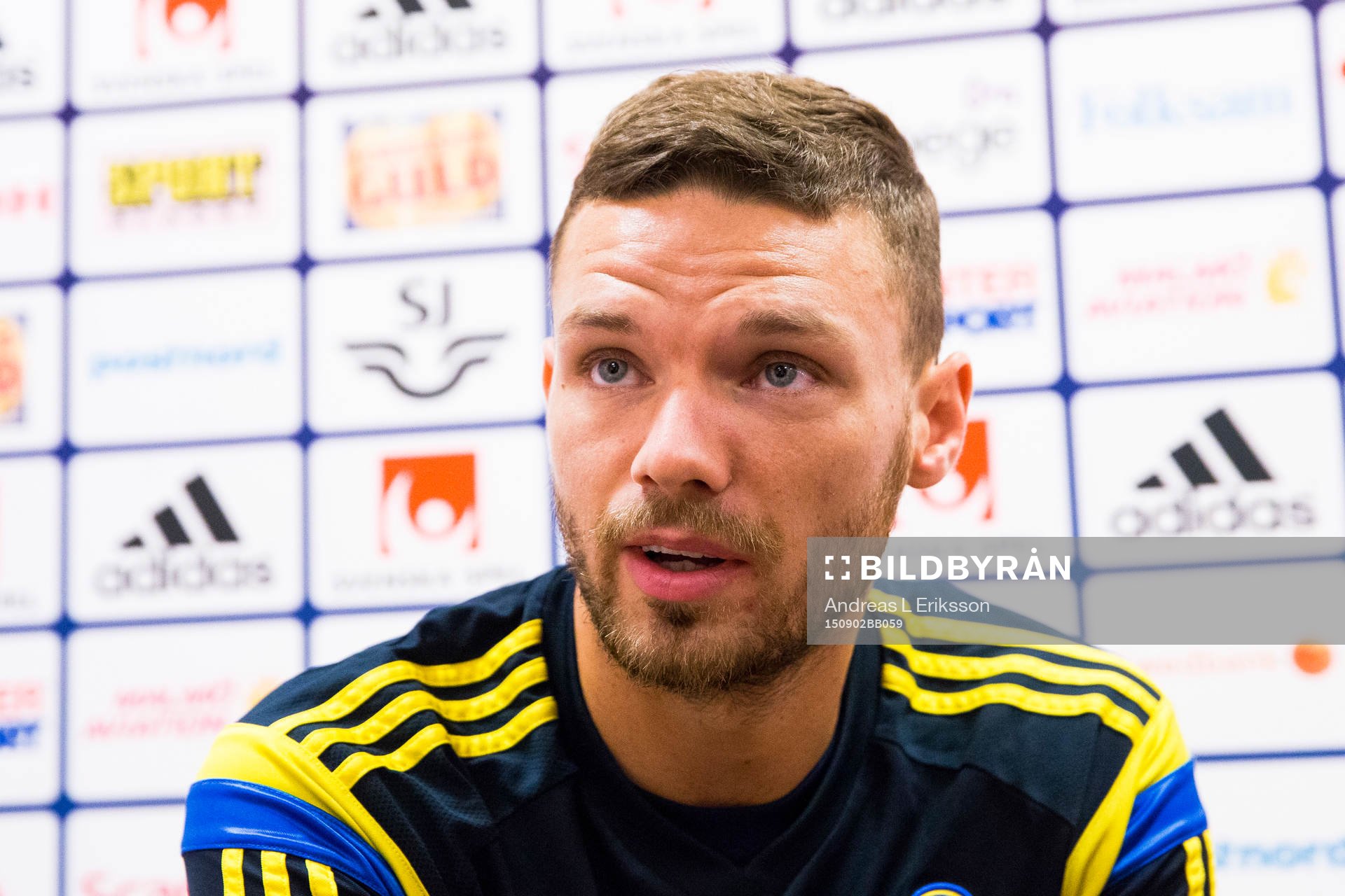 Marcus Berg i mixed zone innan träningen med svenska