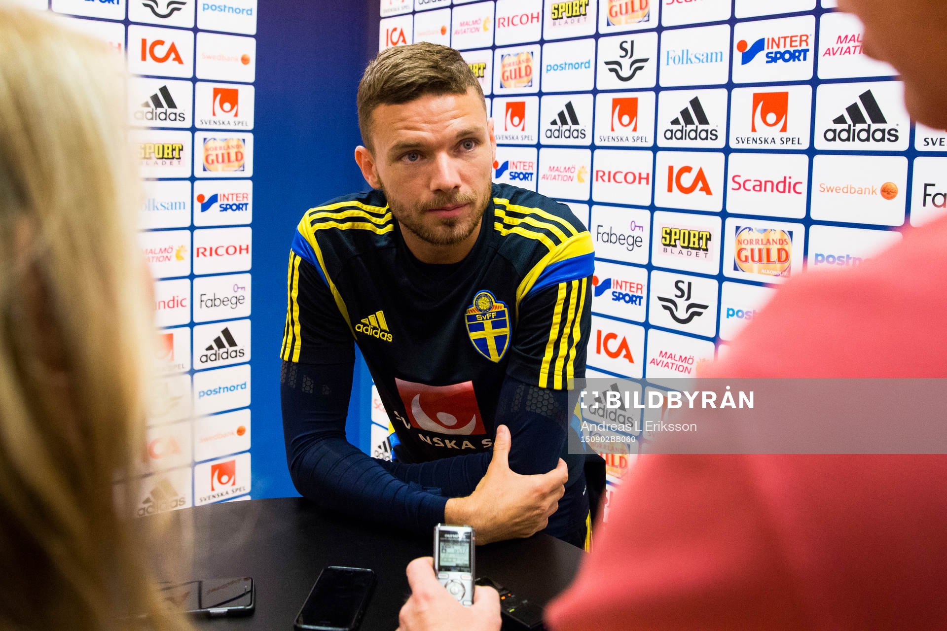 Marcus Berg i mixed zone innan träningen med svenska