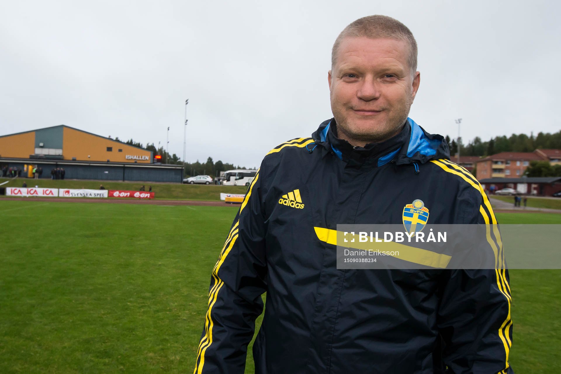 Förbundskapten Tomas Turesson i P18-landskampen i fotboll