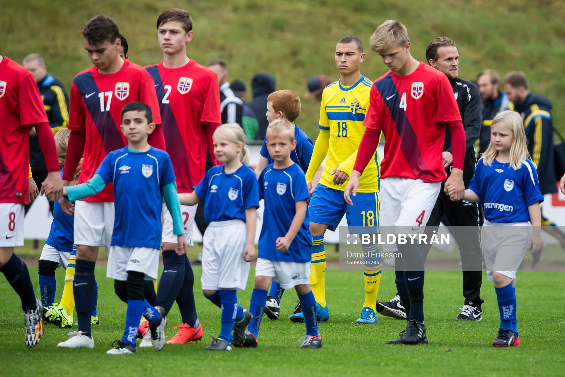 Jordan Larsson vid inmarschen i P18-landskampen i fotboll