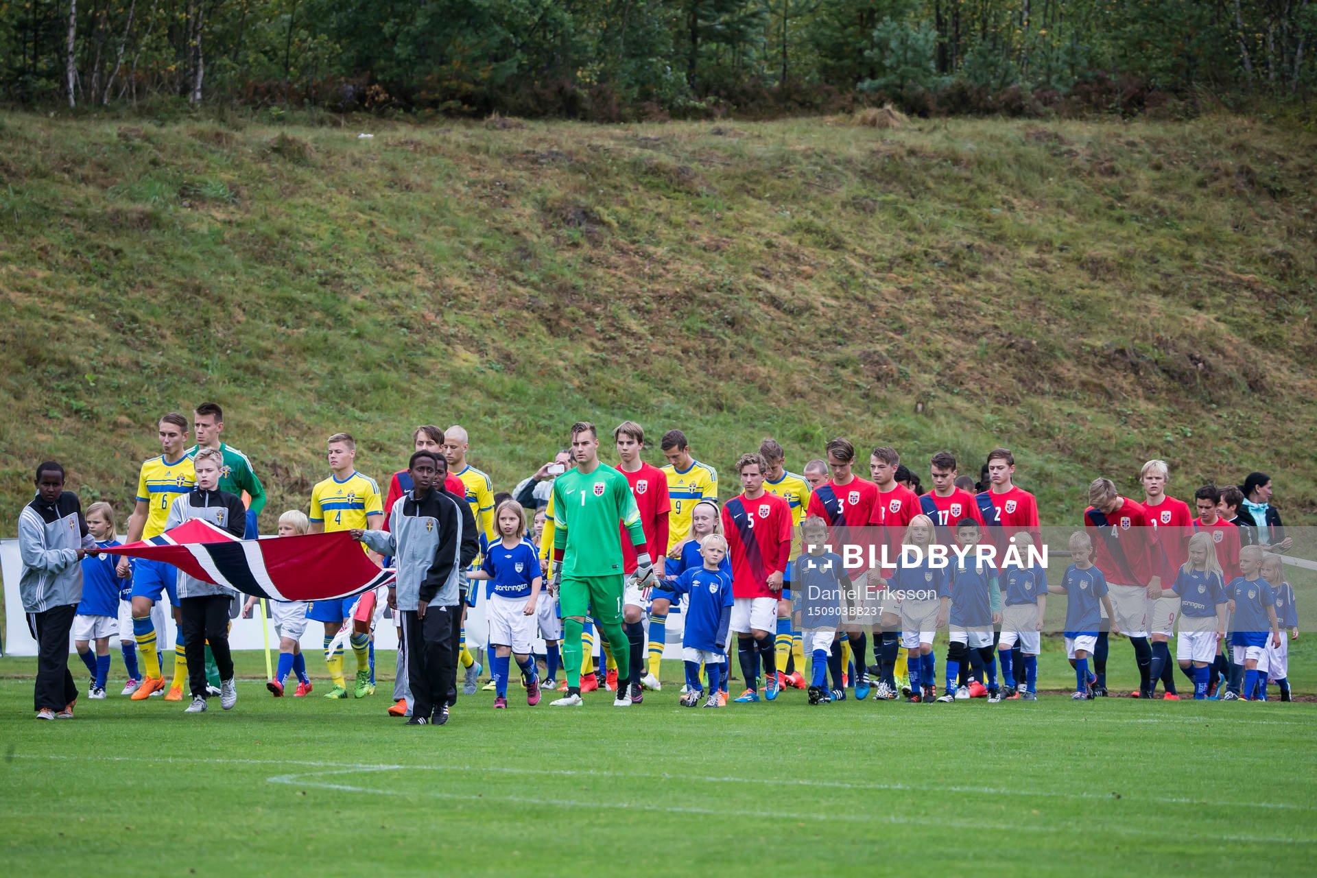 Inmarsch i P18-landskampen i fotboll mellan Sverige och