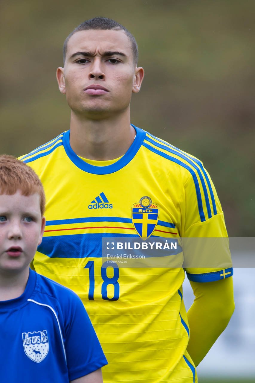 Jordan Larsson i P18-landskampen i fotboll mellan Sverige