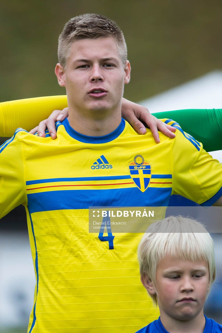Alexander Leksell i P18-landskampen i fotboll mellan