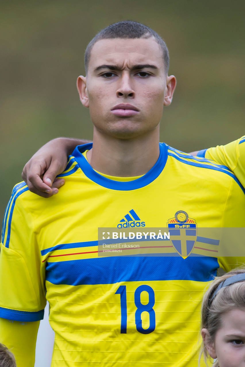 Jordan Larsson i P18-landskampen i fotboll mellan Sverige