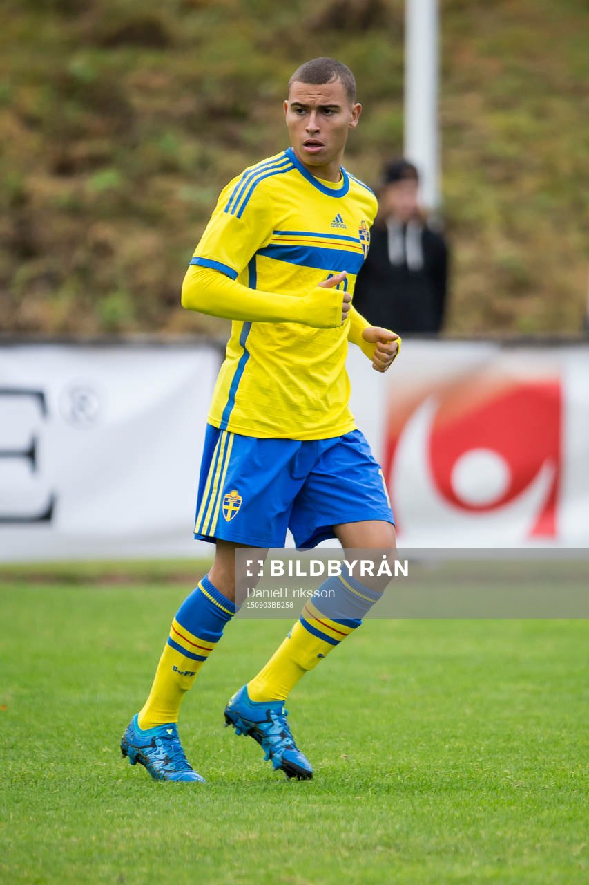 Jordan Larsson i P18-landskampen i fotboll mellan Sverige