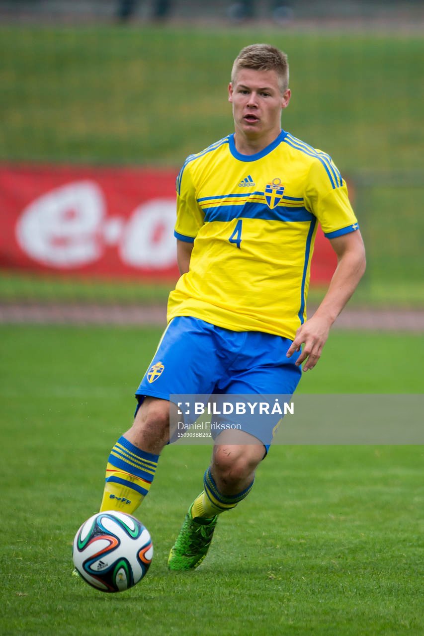 Alexander Leksell i P18-landskampen i fotboll mellan