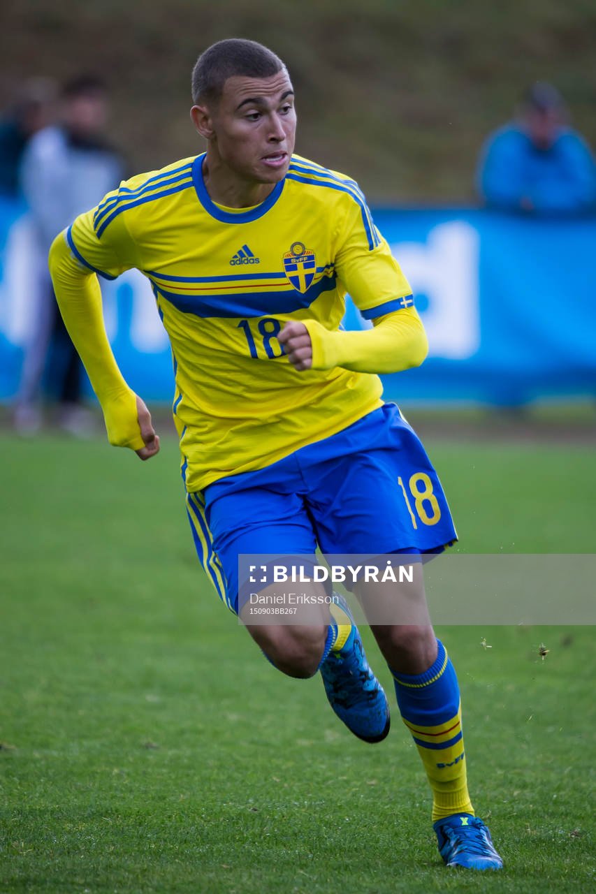 Jordan Larsson i P18-landskampen i fotboll mellan Sverige