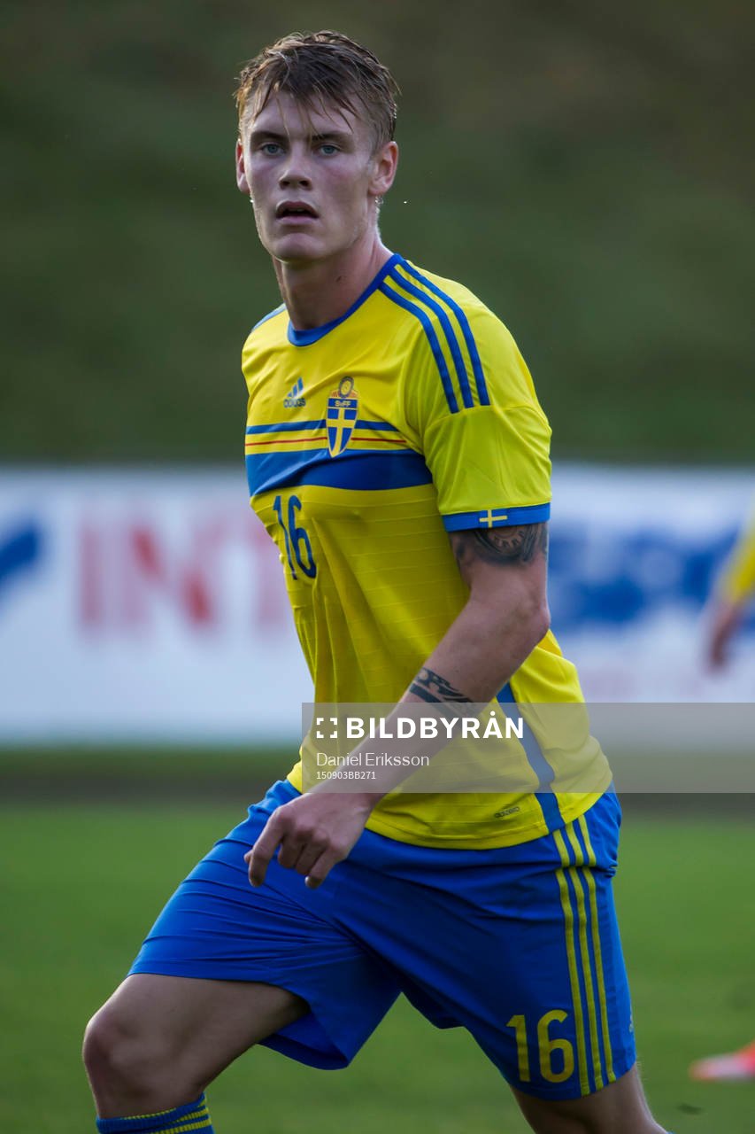 Eric Smith i P18-landskampen i fotboll mellan Sverige och
