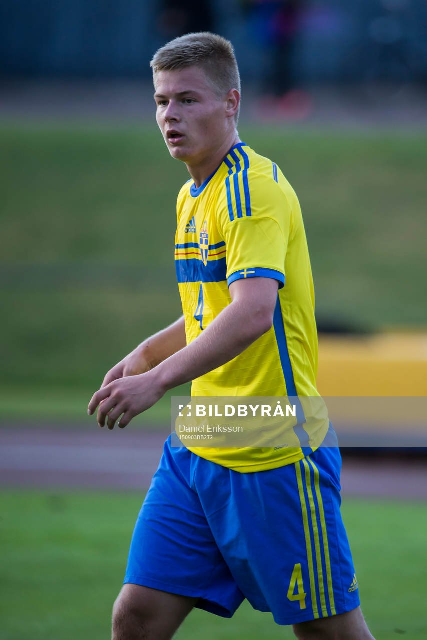 Alexander Leksell i P18-landskampen i fotboll mellan