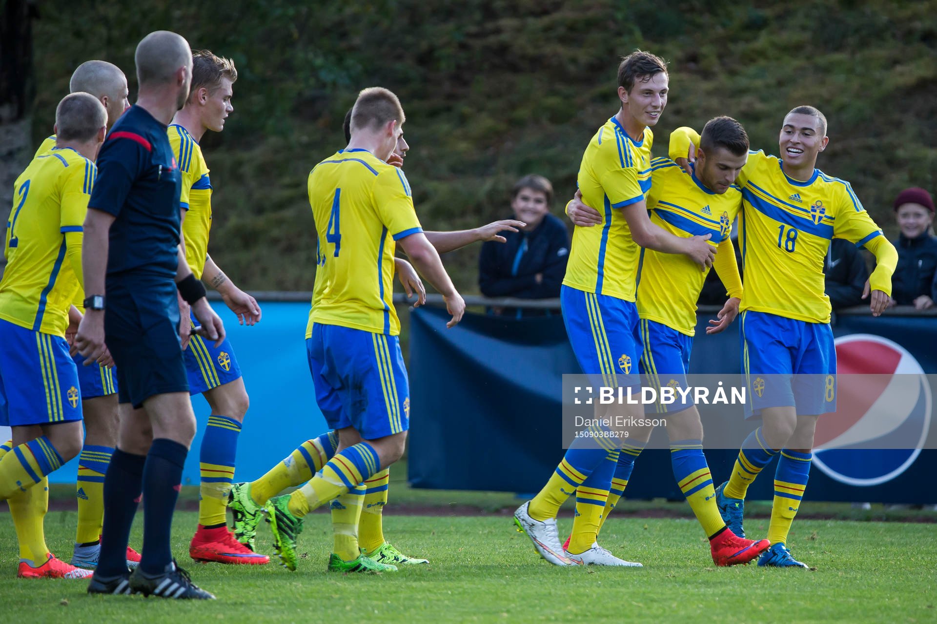 Jubel efter 1-0 av Filip Sachpekidis Jordan Larsson  i P18-landskampen i fotboll mellan Sverige och Norge den 3 september i Hofors