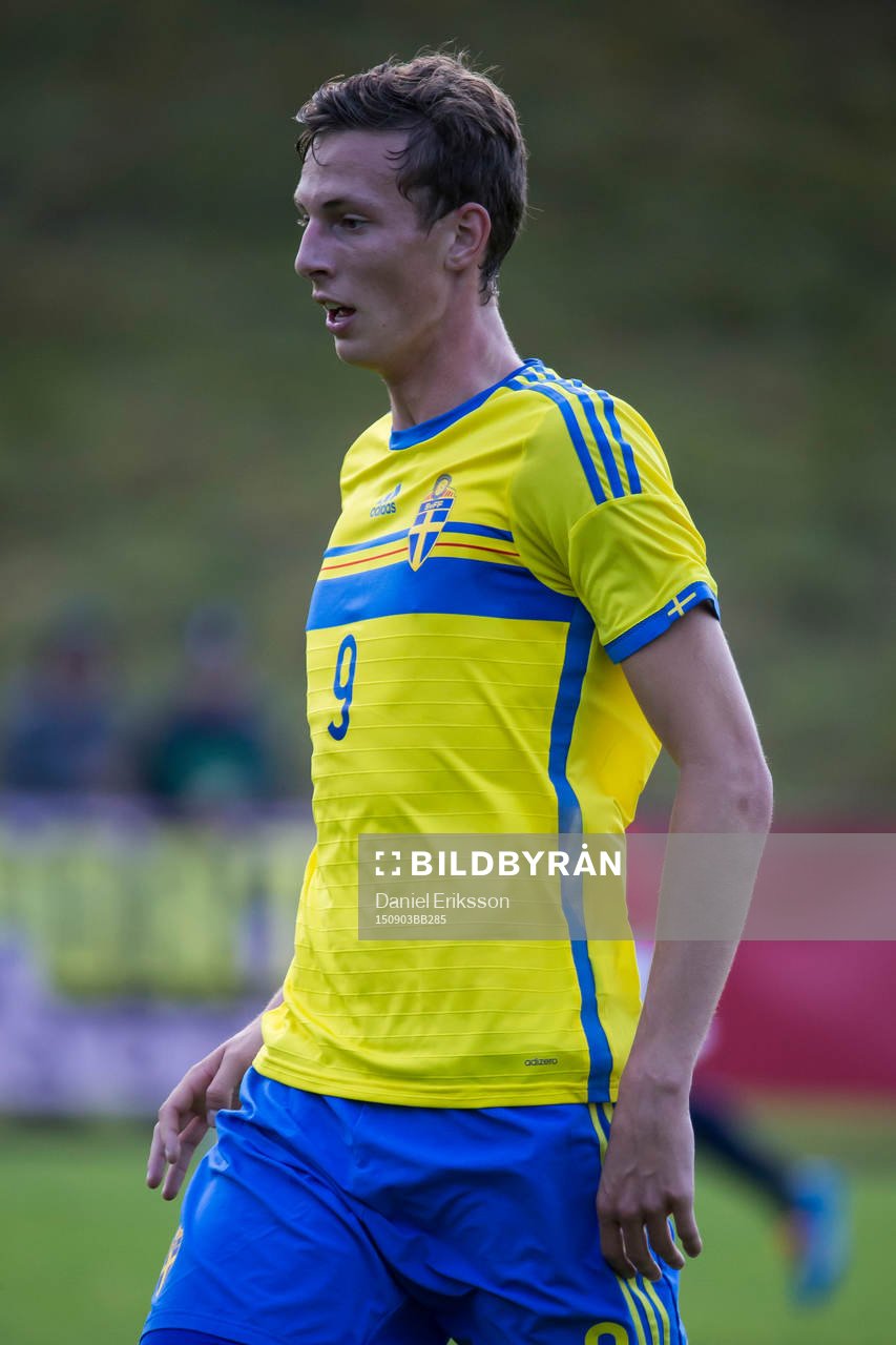 Gustaf Nilsson i P18-landskampen i fotboll mellan Sverige