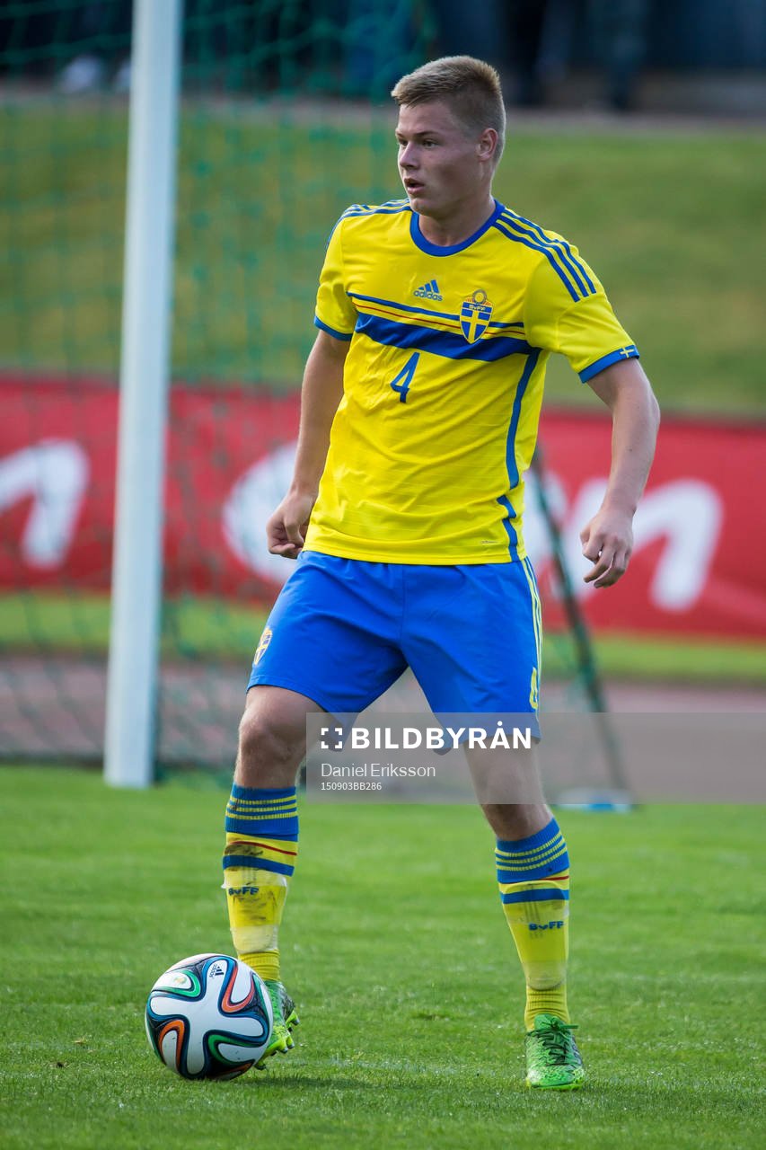 Alexander Leksell i P18-landskampen i fotboll mellan