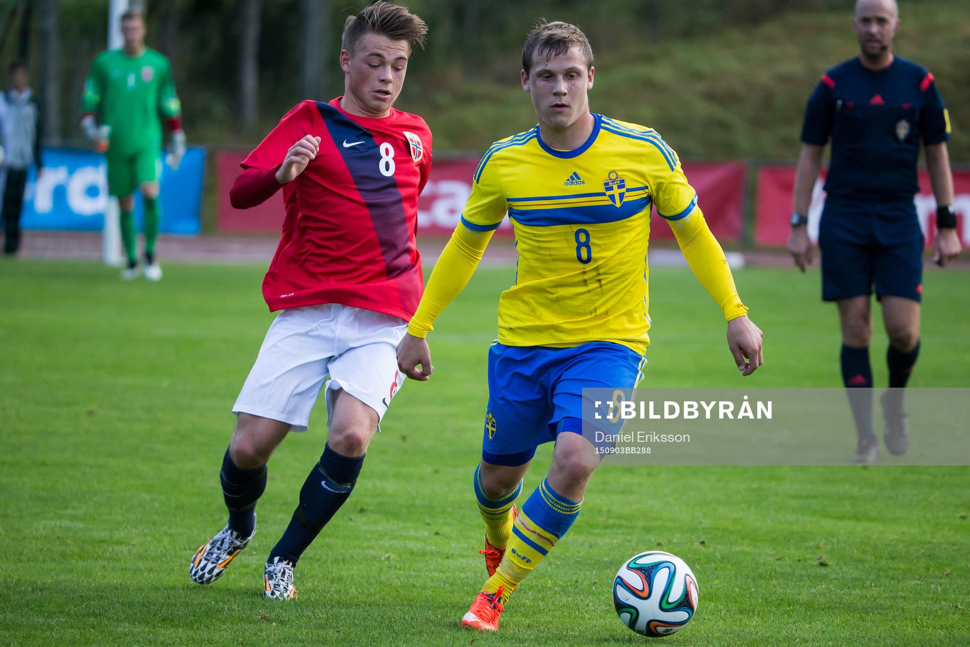 Erik Andersson jagas av Patrick Berg i P18-landskampen i